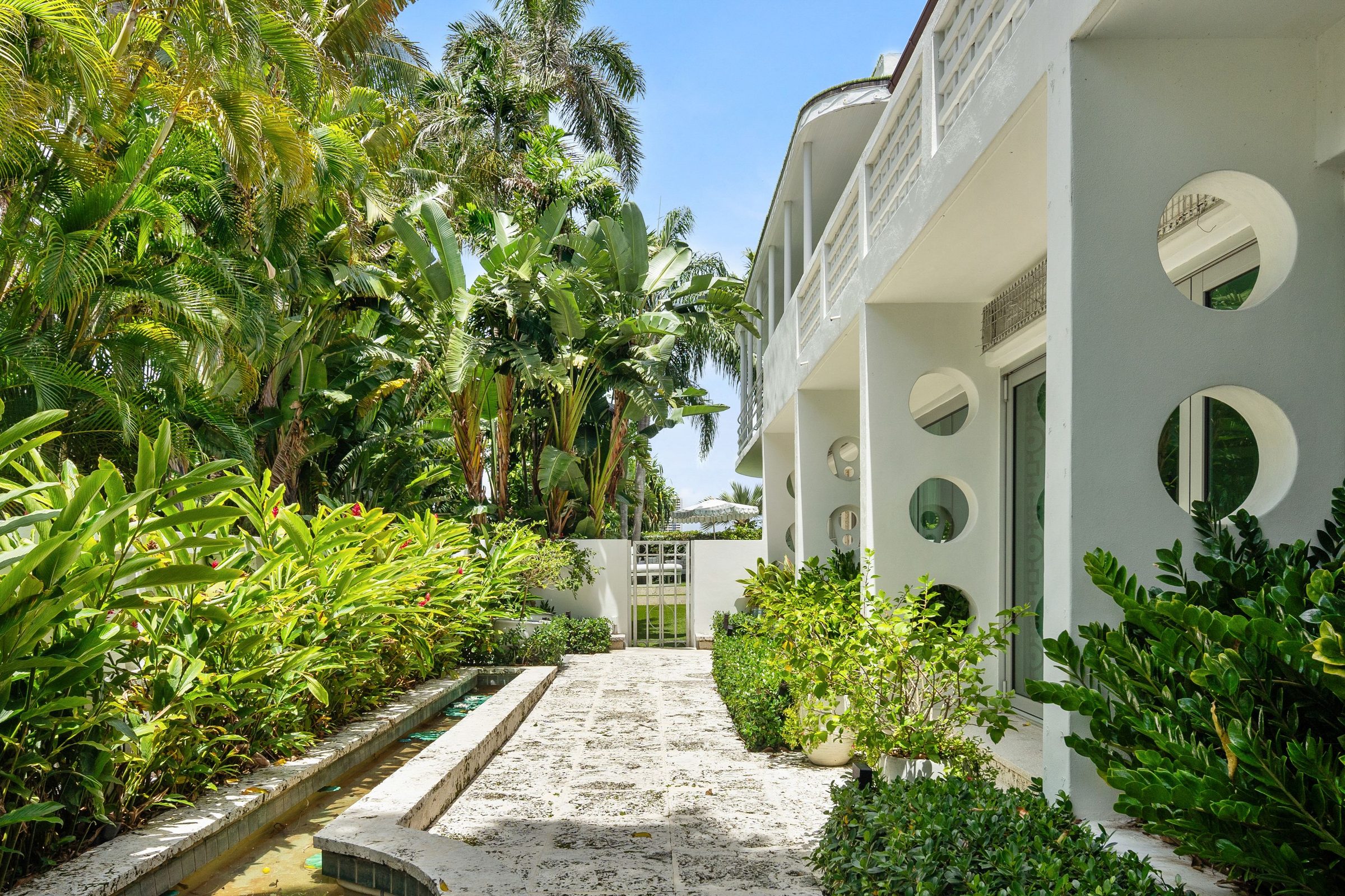 Palm Beach lakeside estate — Palm Beach, FL